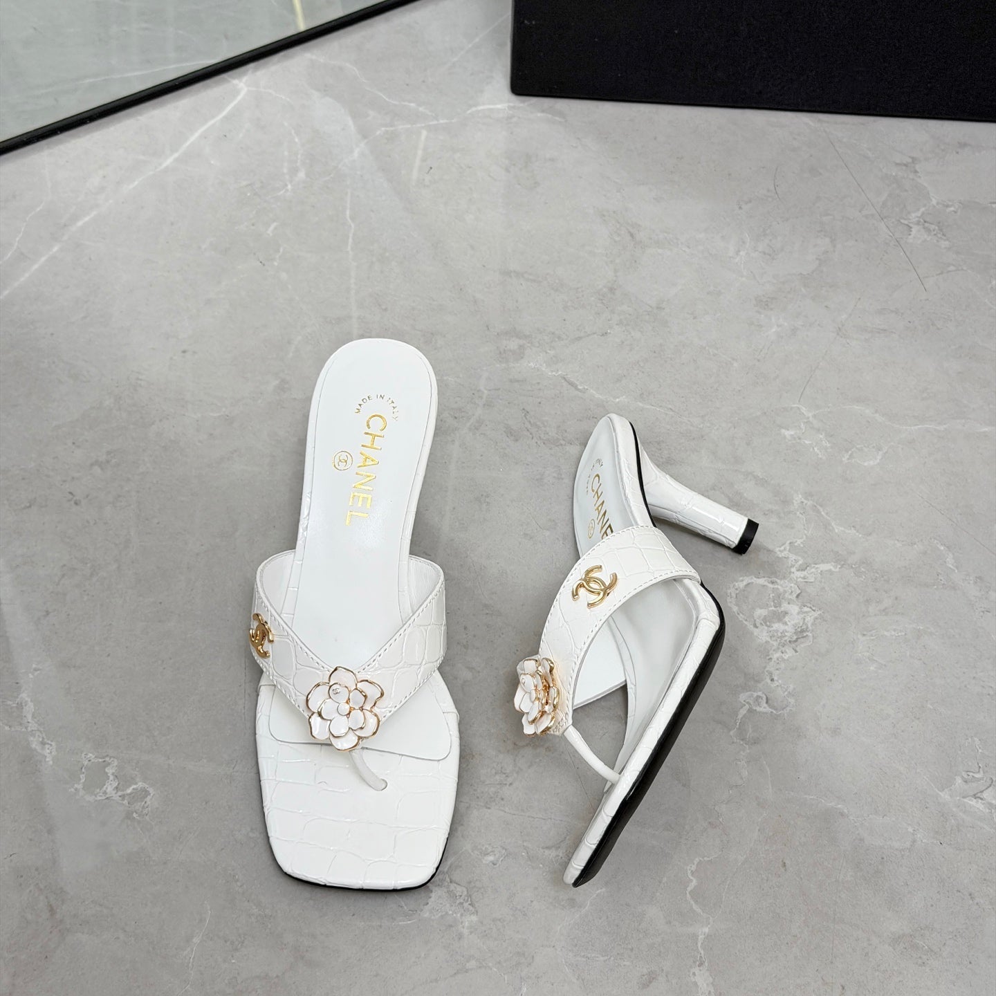 CC 26A Camellia Double C Thong Sandals 8.5CM White Stone-Grain Cowhide 938250