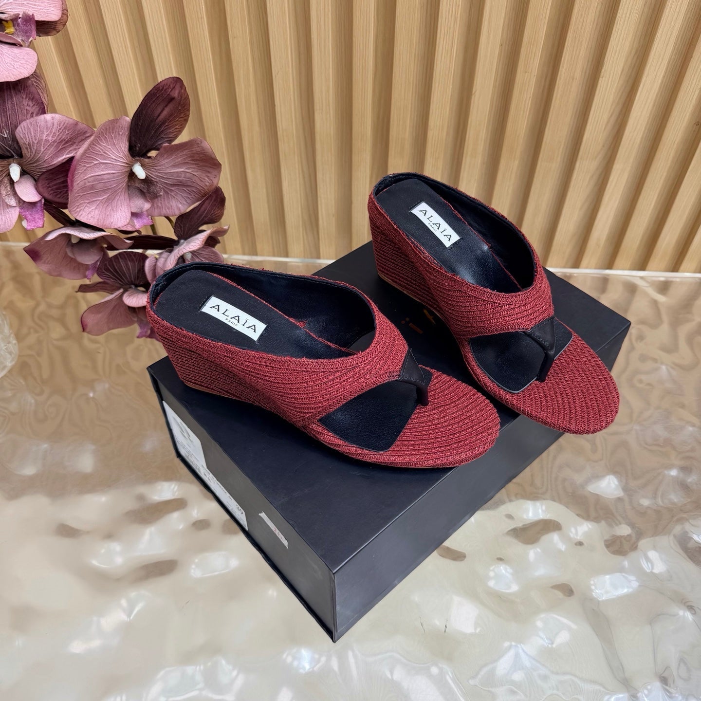 Alaia Cube Thong Wedge Sandals Burgundy Raffia 949328