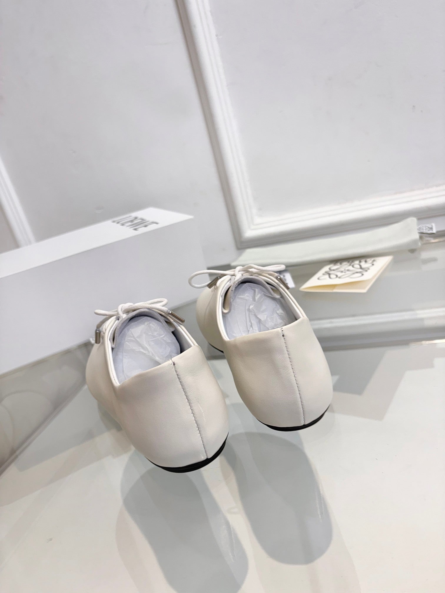 LW Pebble Lace-Up Shoes White Nappa Sheepskin 984750