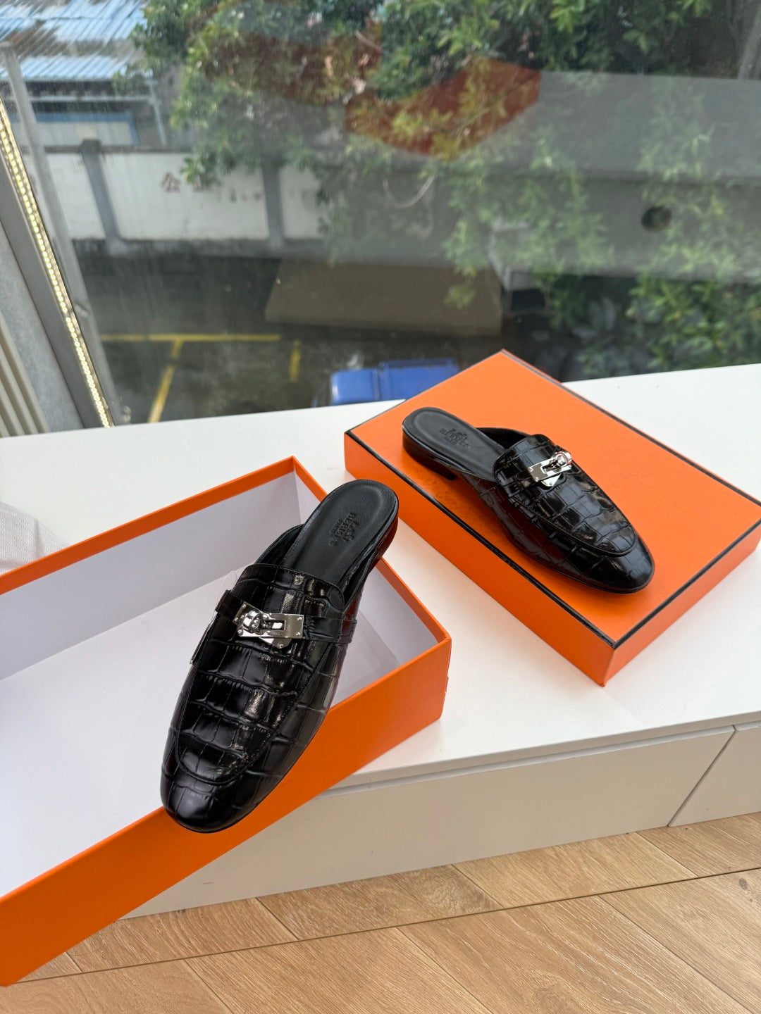 HM 26S Destin Mules In Black Crocodile-Effect Leather