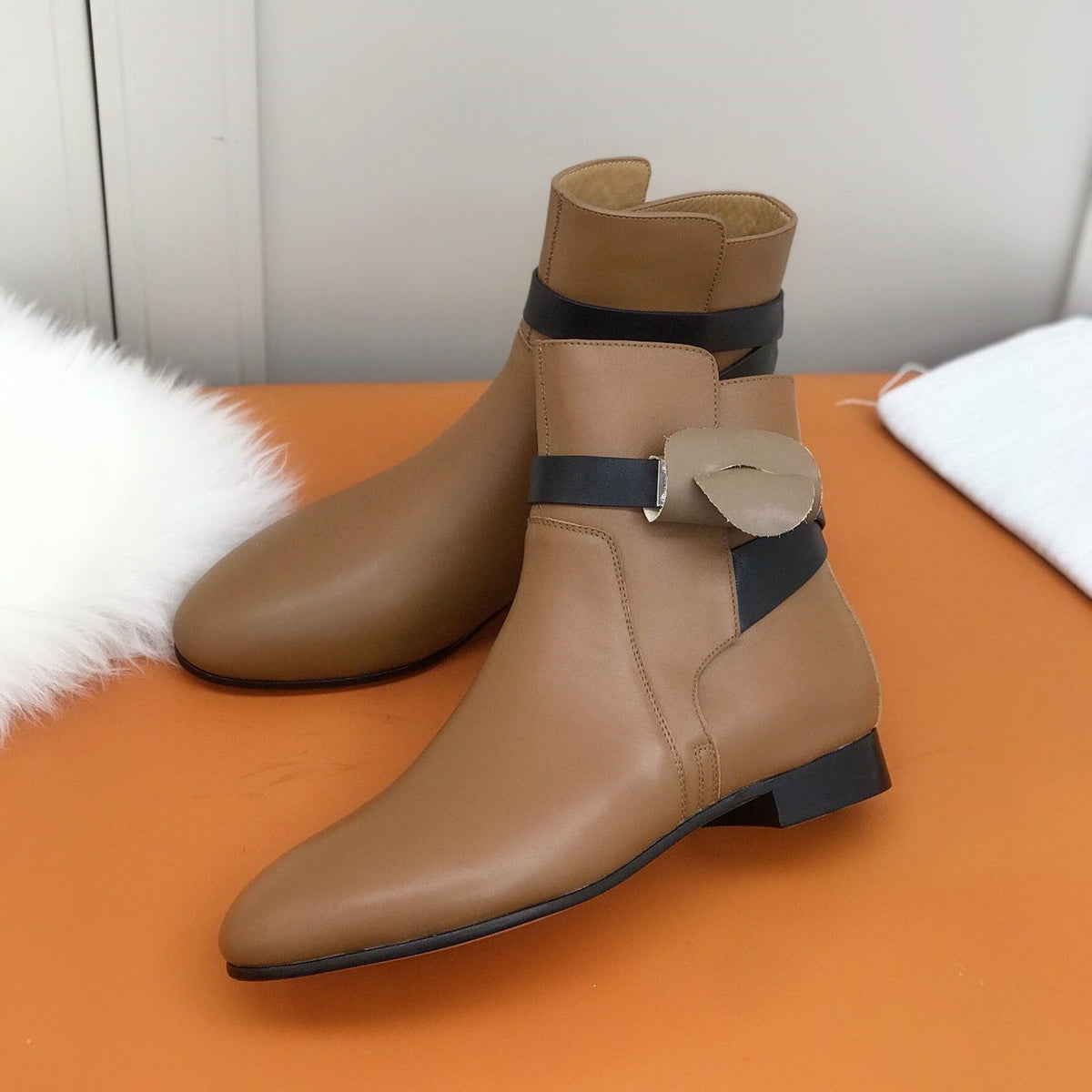 HM 26S Bow Buckle Ankle Boots 2cm Tan Black Leather 112858