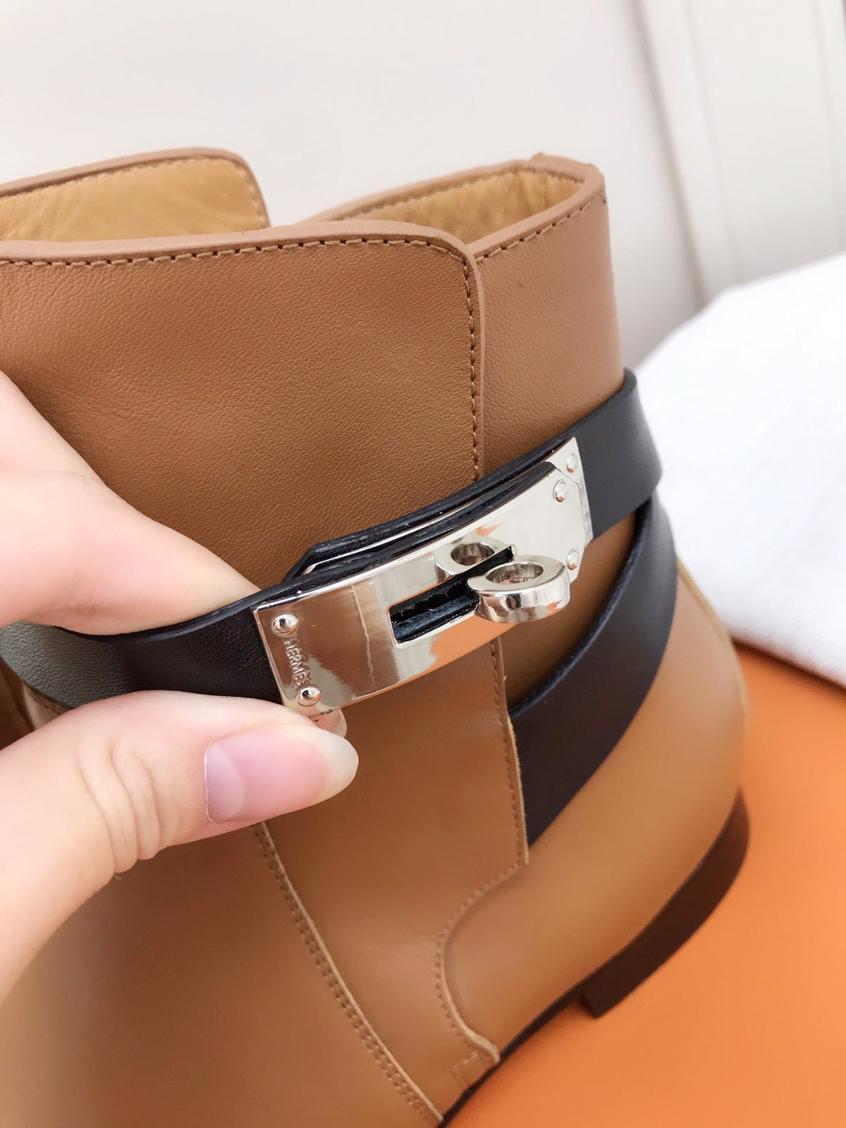 HM 26S Bow Buckle Ankle Boots 2cm Tan Black Leather 112858