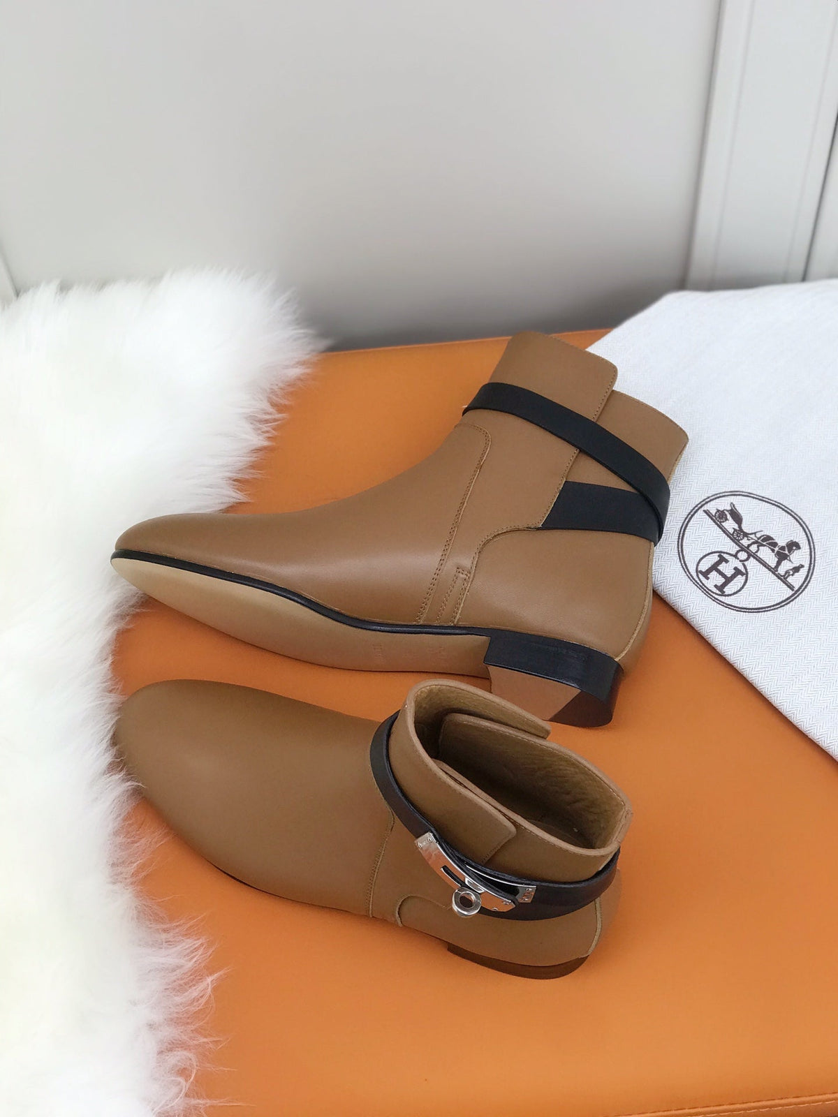 HM 26S Bow Buckle Ankle Boots 2cm Tan Black Leather 112858