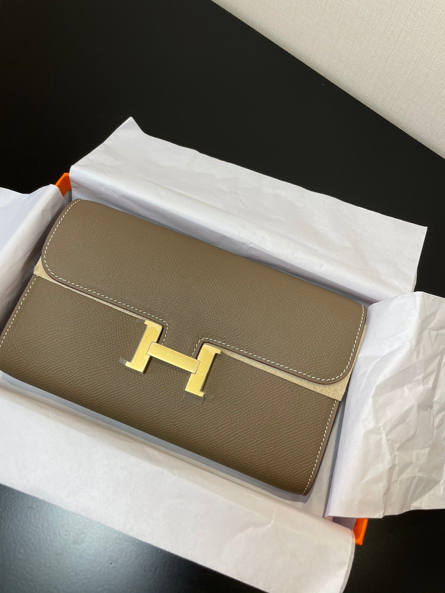 CONSTANCE TO GO 20.5 ETOUPE EPSOM GOLD HARDWARE