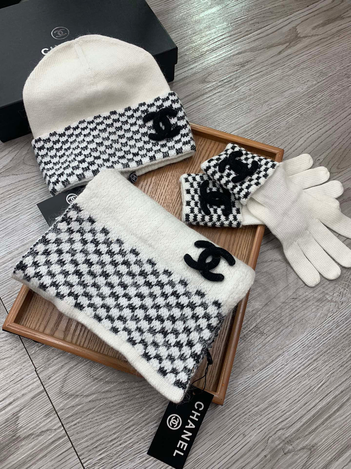 CC Hat Scarf Gloves Set White Black Jacquard 475106