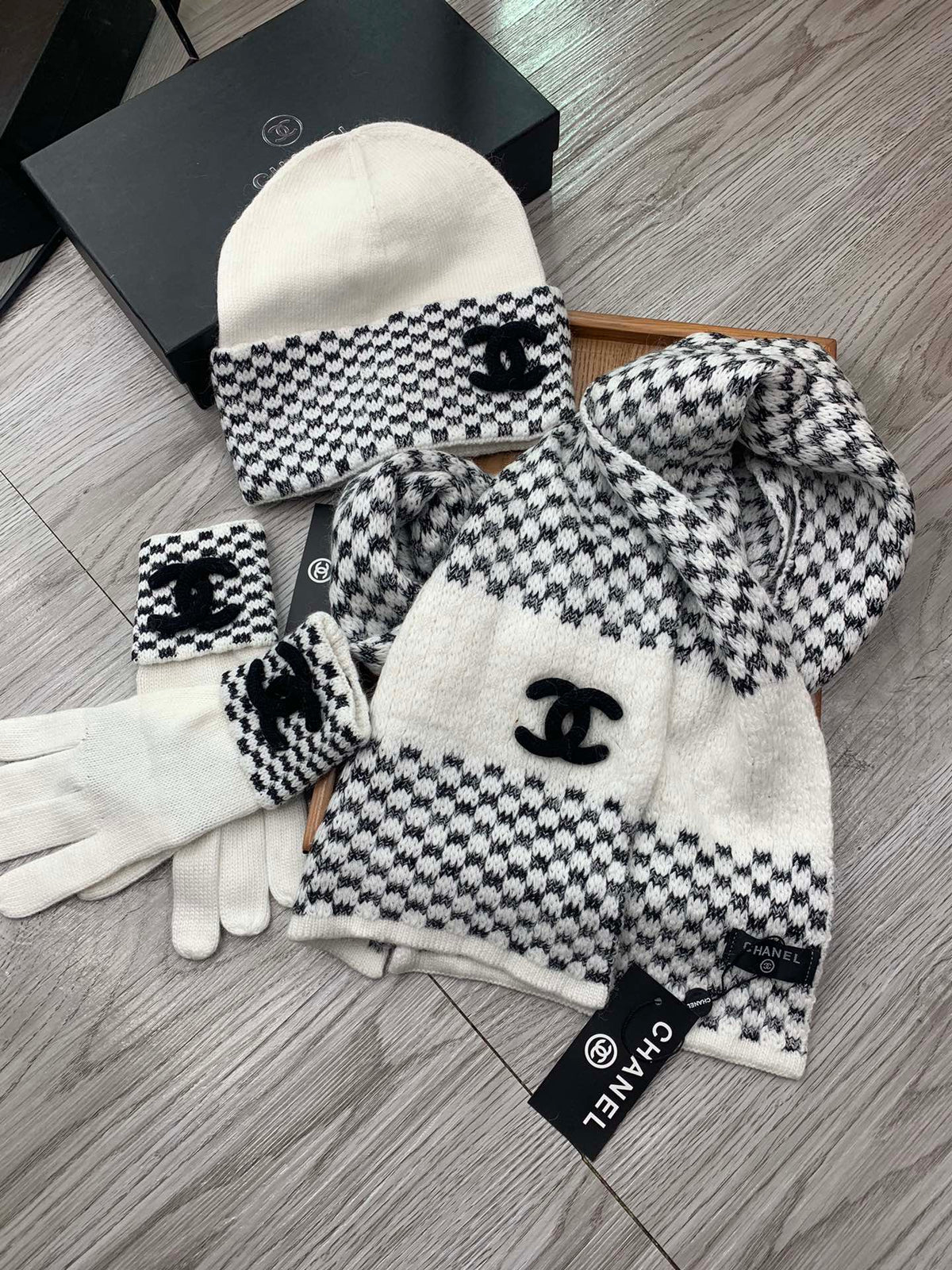 CC Hat Scarf Gloves Set White Black Jacquard 475106