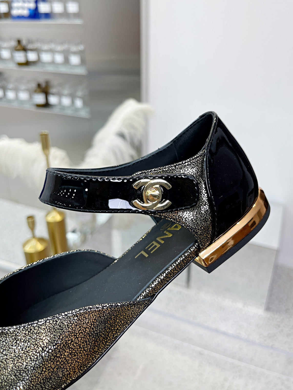 CC 26S Mary Jane Flats Shoes Black Gold Distressed Leather 147295