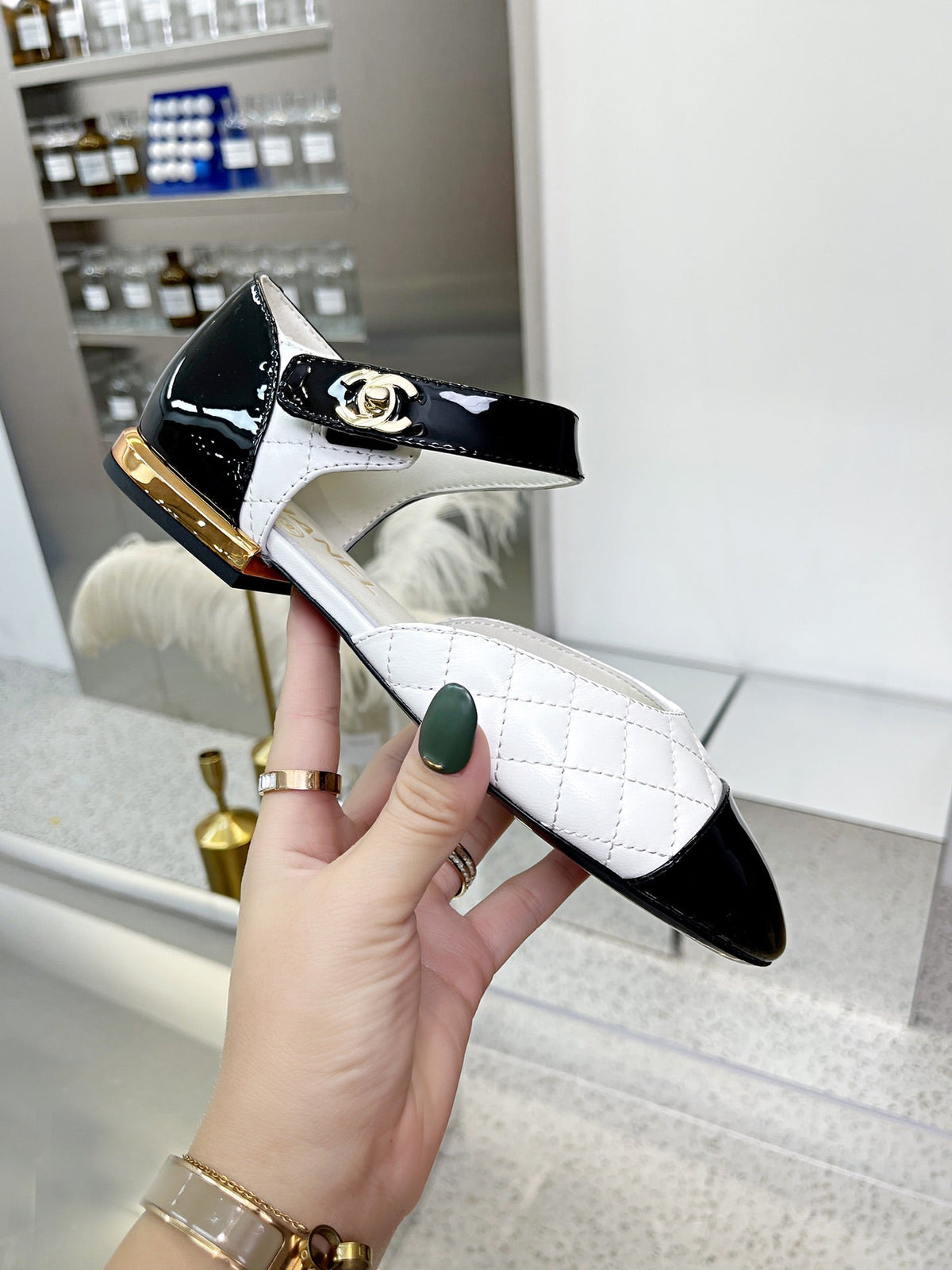CC 26S Mary Jane Flats Shoes Black White Quilted Patent Leather 147296