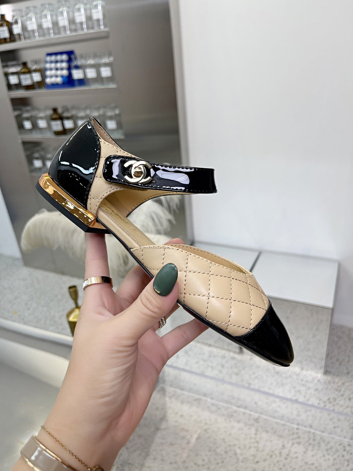 CC 26S Mary Jane Flats Shoes Beige Black Quilted Patent Leather 147298