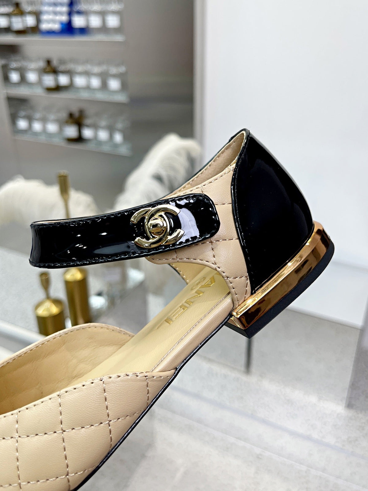 CC 26S Mary Jane Flats Shoes Beige Black Quilted Patent Leather 147298