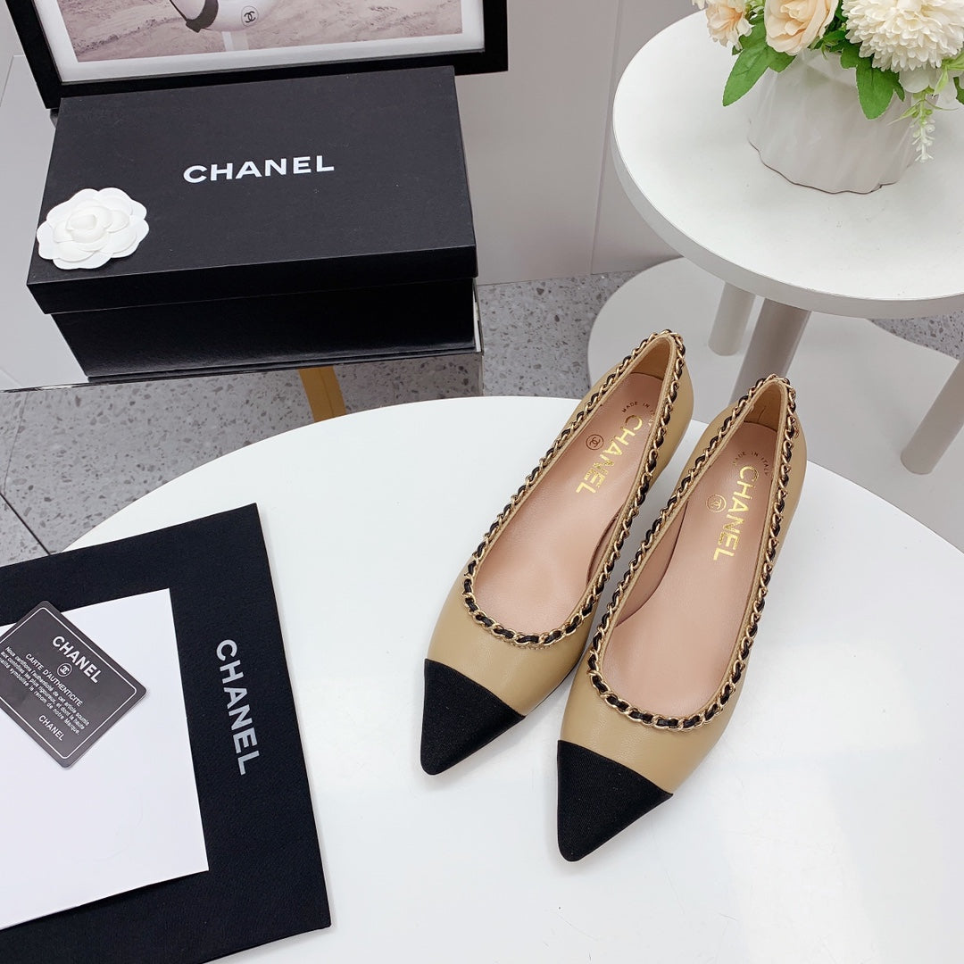 CC 2026 Logo Chain Trim Pumps Beige Black Leather 161670