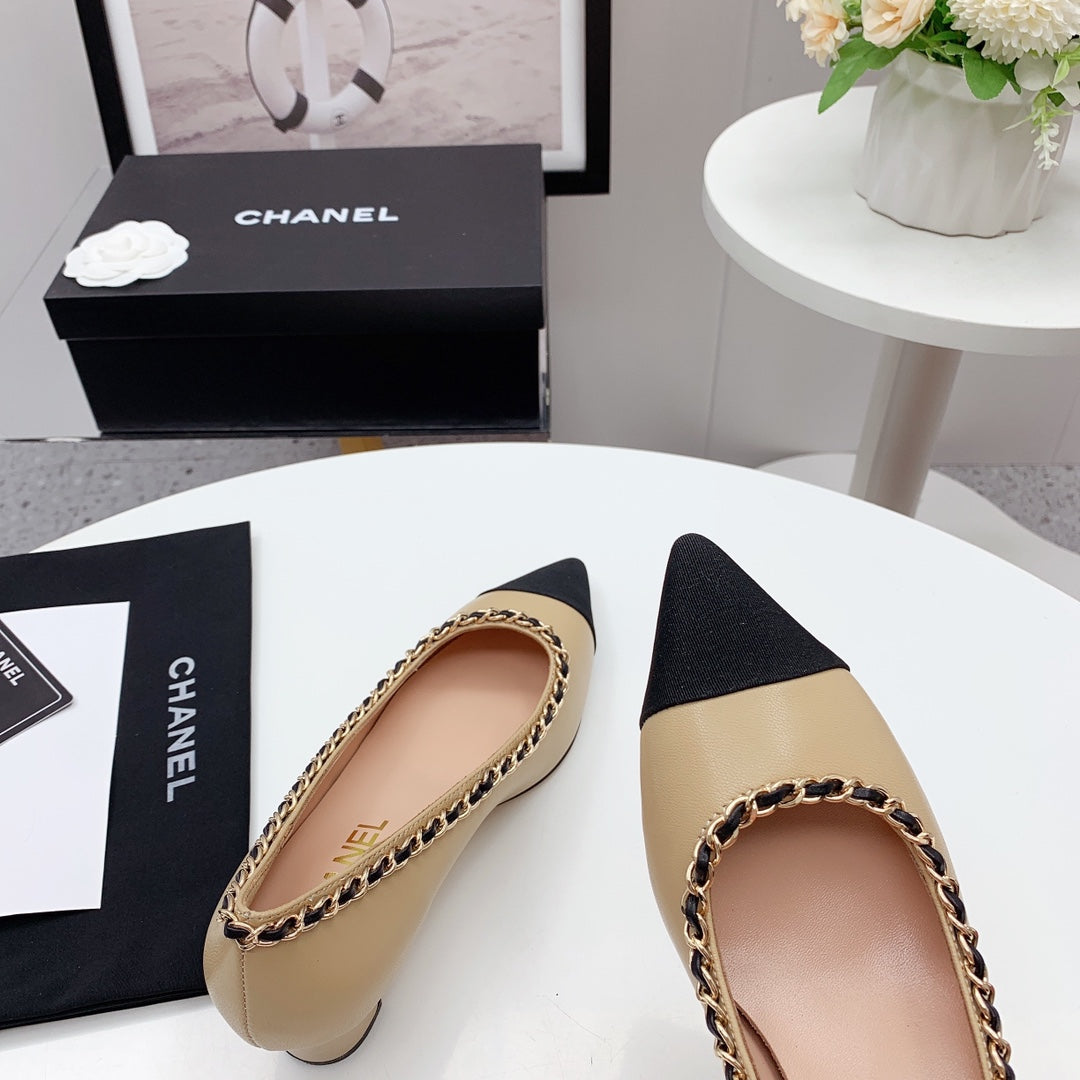 CC 2026 Logo Chain Trim Pumps Beige Black Leather 161670