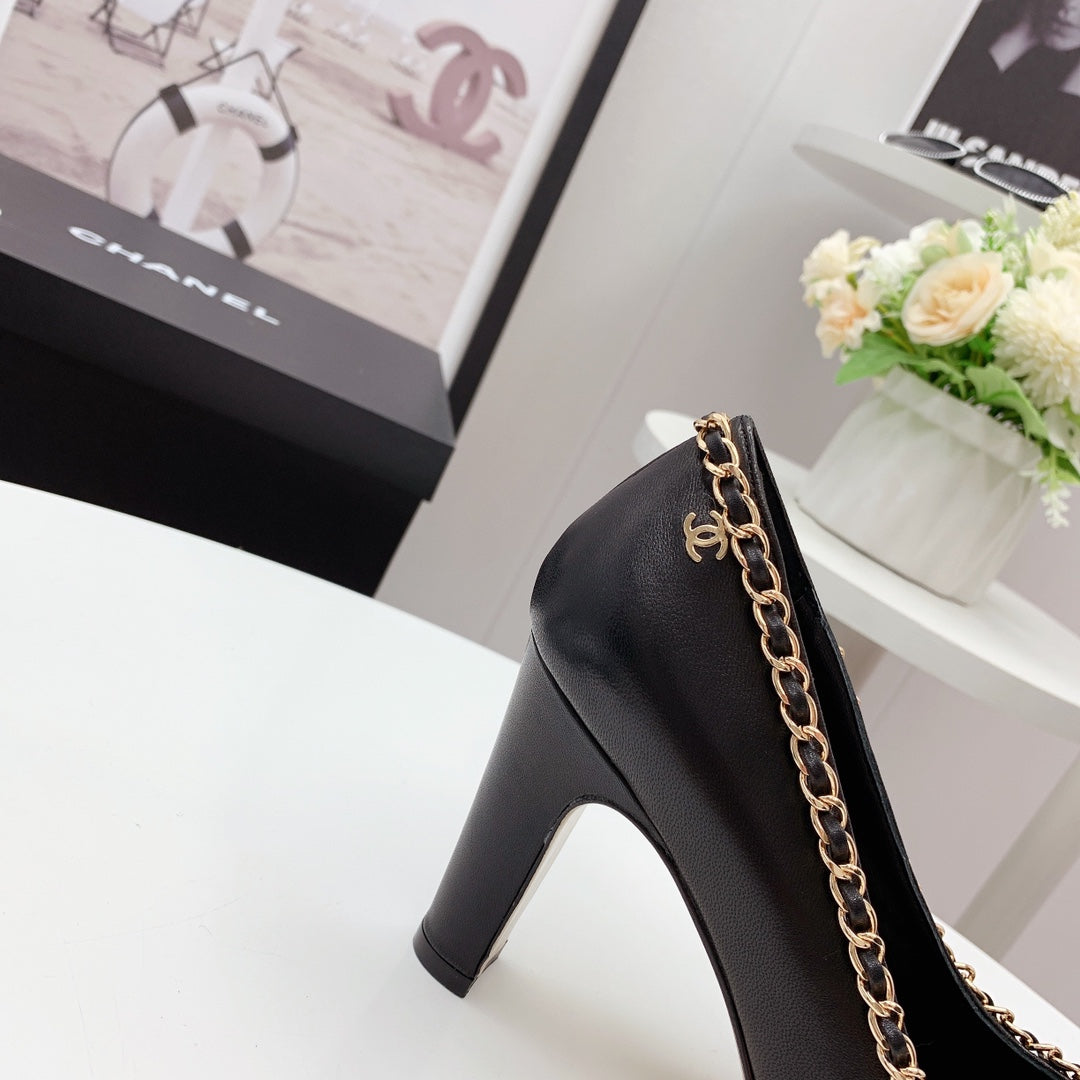 CC 2026 Logo Chain Trim Pumps Black Leather 161669