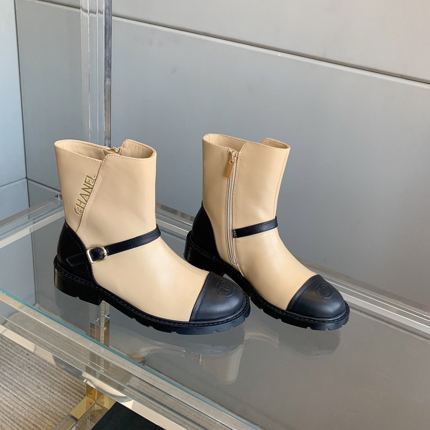 CC Front-Strap Ankle Boots 35mm Black Beige Sheeepskin 464552
