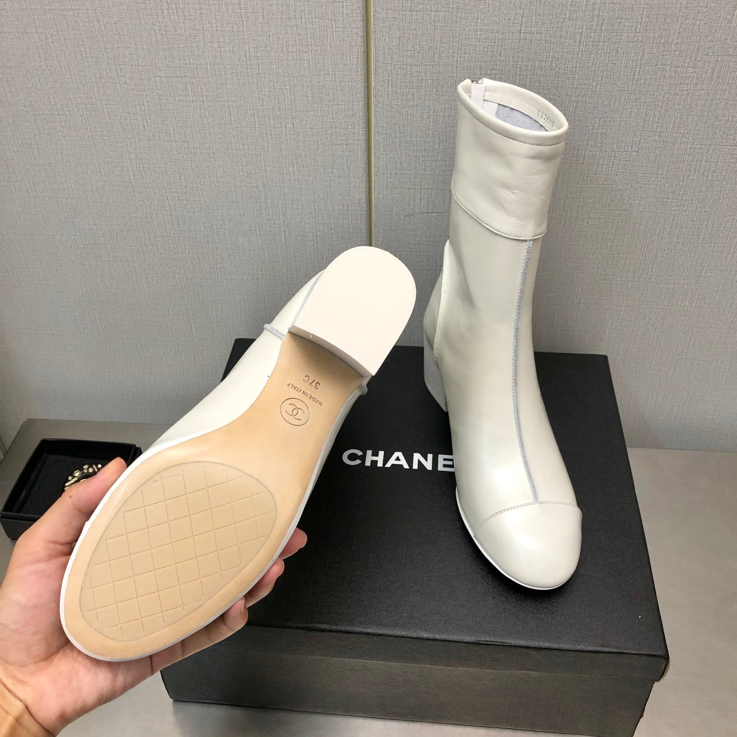 BLOCK HEEL ANKLE BOOTS IN WHITE CALFSKIN