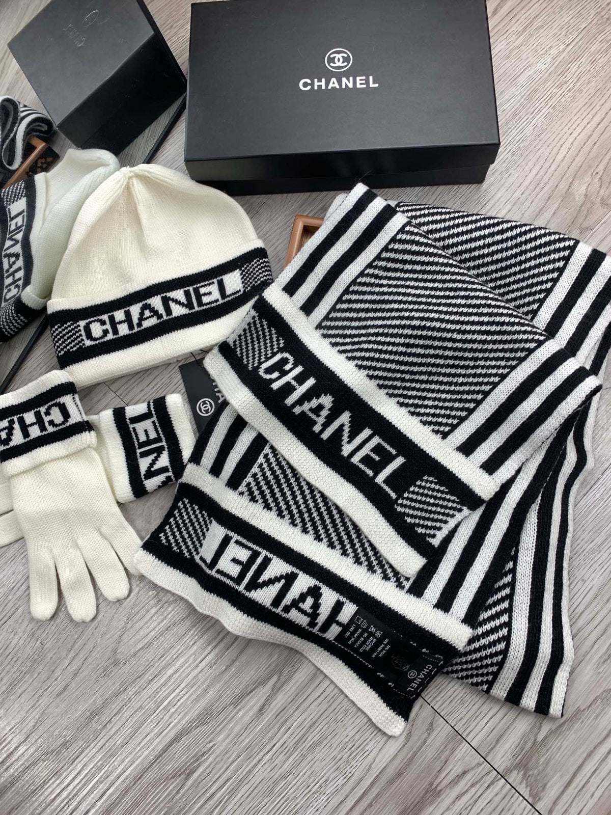 CC Hat Scarf Gloves Set White Black Jacquard Logo 475102