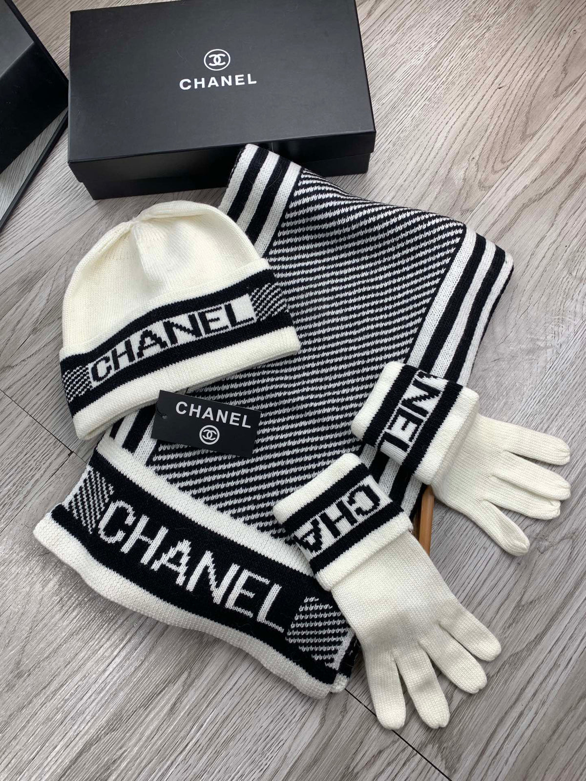 CC Hat Scarf Gloves Set White Black Jacquard Logo 475102