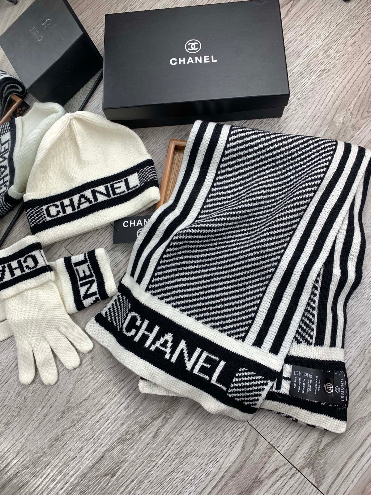 CC Hat Scarf Gloves Set White Black Jacquard Logo 475102