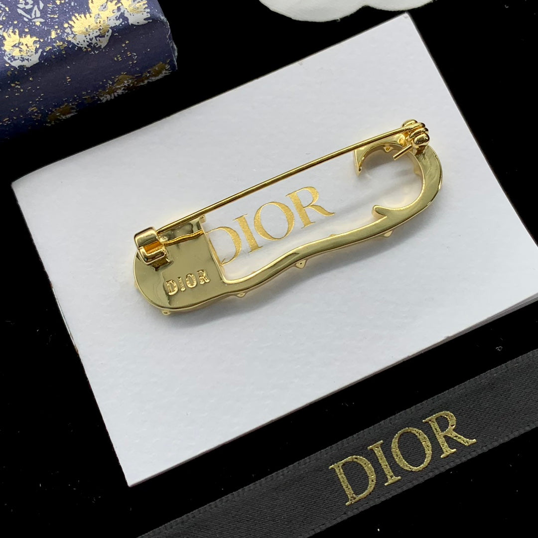 CD Brooch 176977