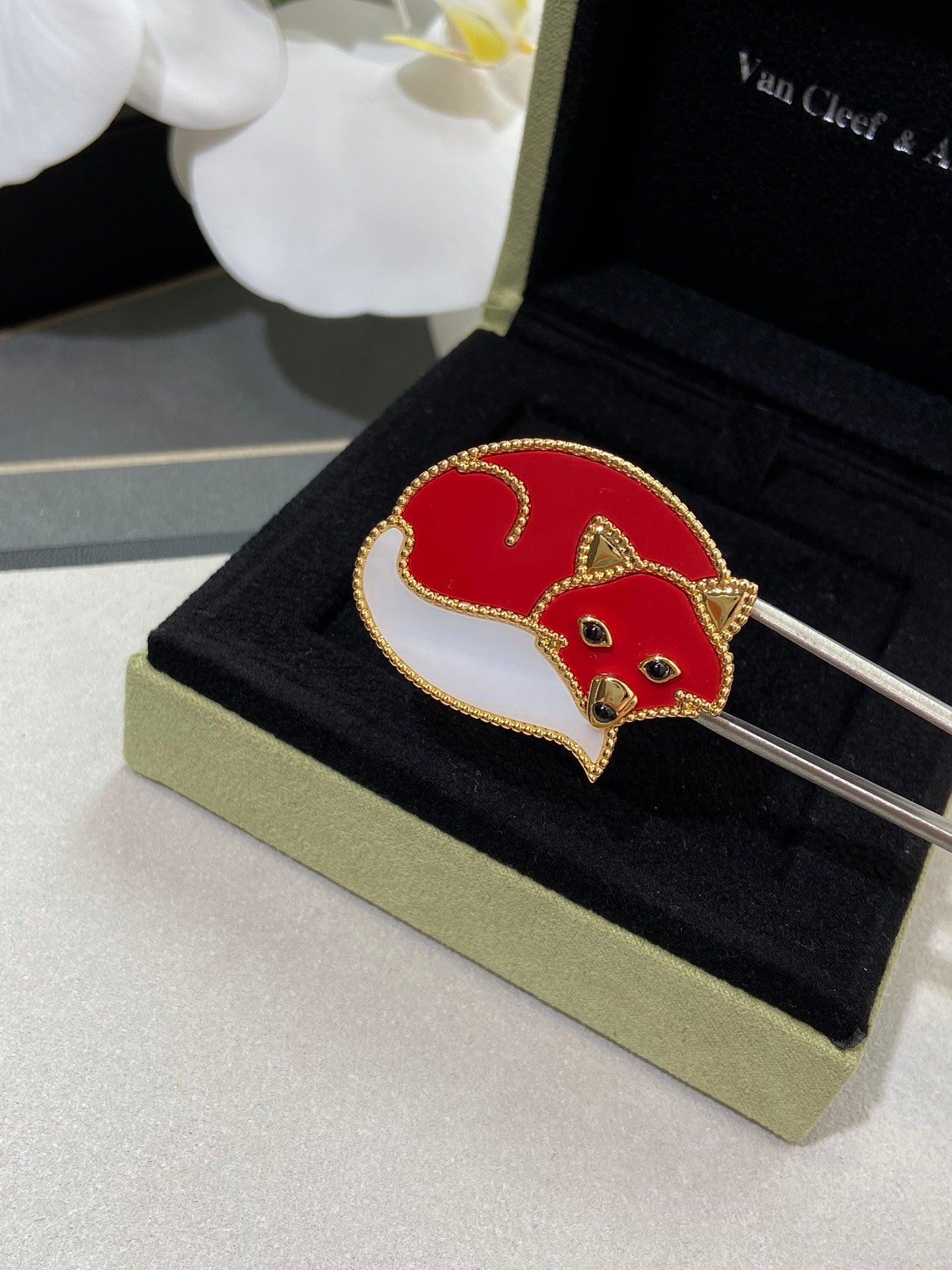 VCA Brooch 12