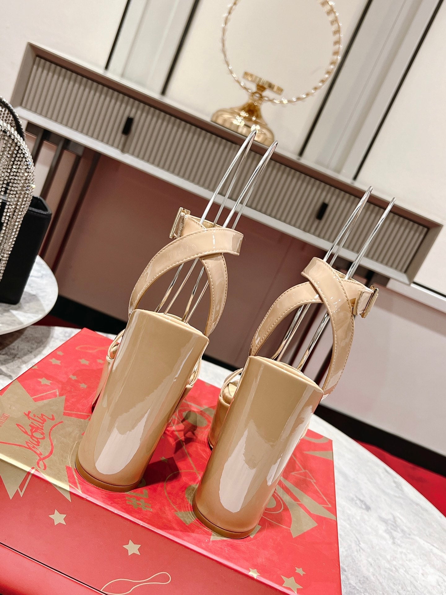 CL Loubi Bee Alta Sandal 13cm Beige Leather 825354