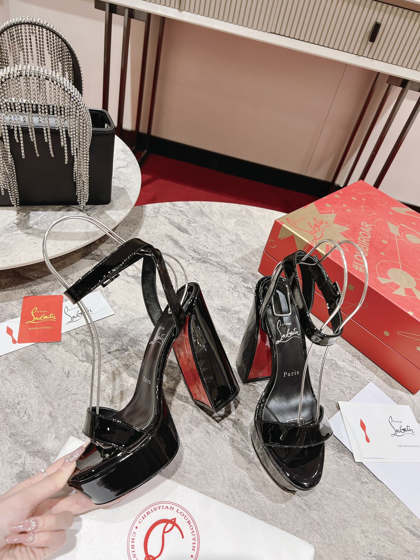 CL Loubi Bee Alta Sandal 13cm Black Patent Leather 825356