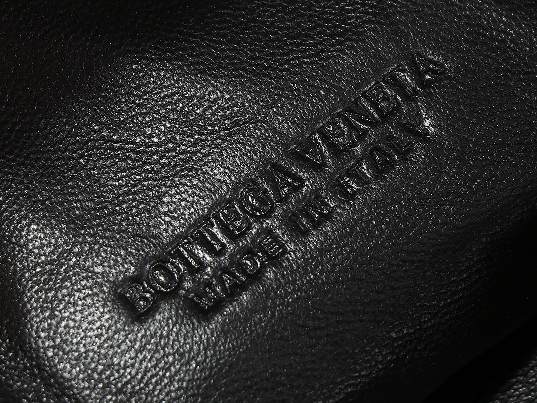 bv teen jodie 36cm black lambskin