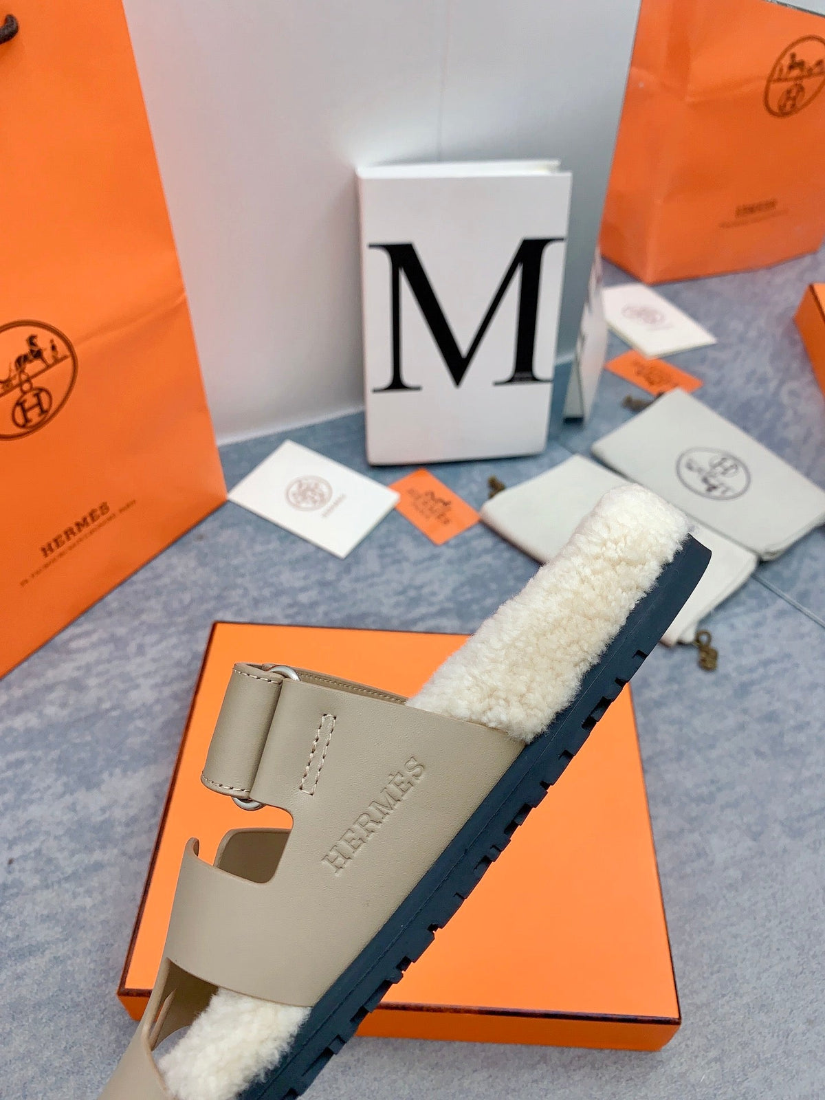 HM 26s Chypre Sandals Gris Triomphe Leather Shearling 160911