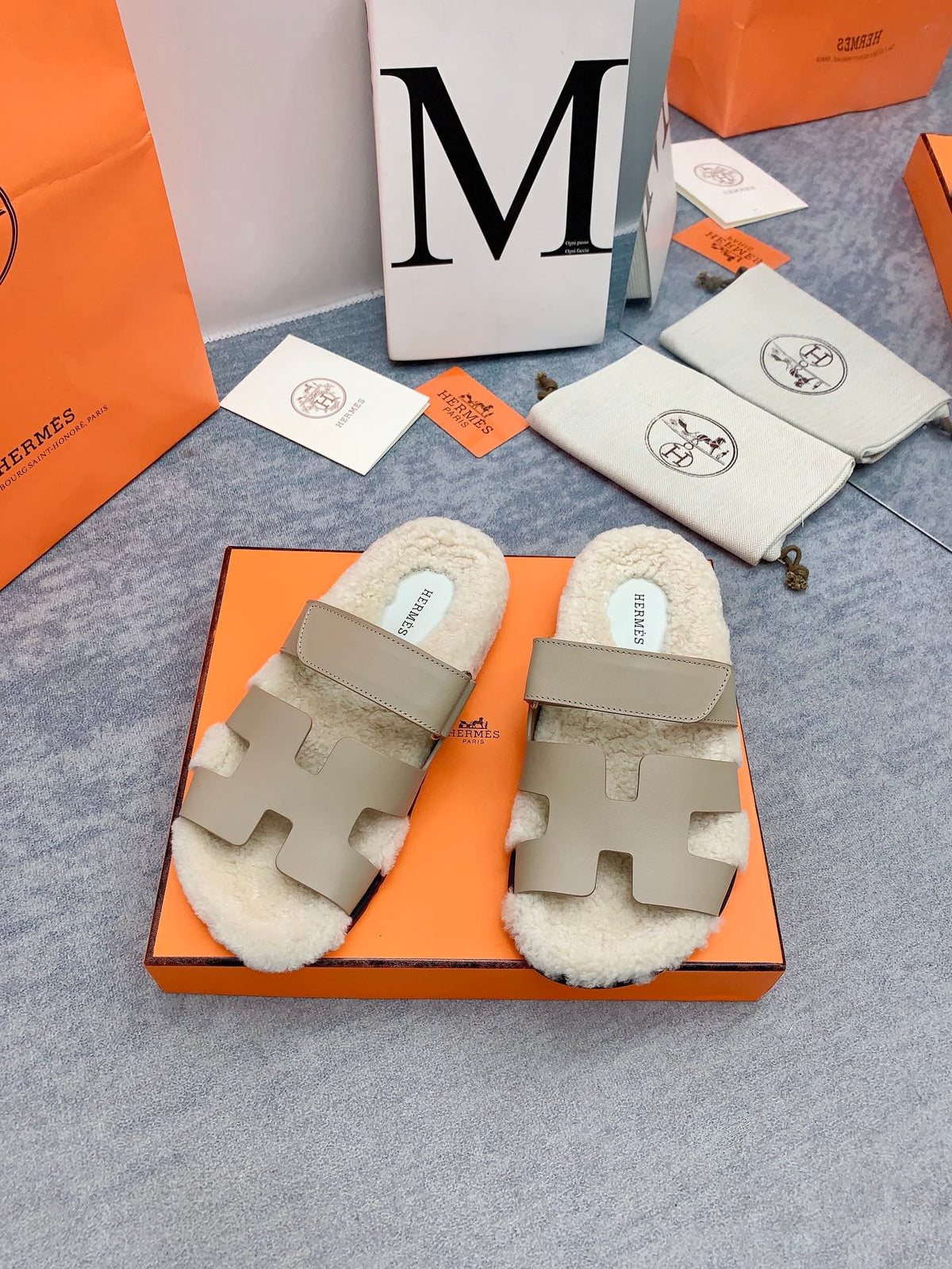 HM 26s Chypre Sandals Gris Triomphe Leather Shearling 160911