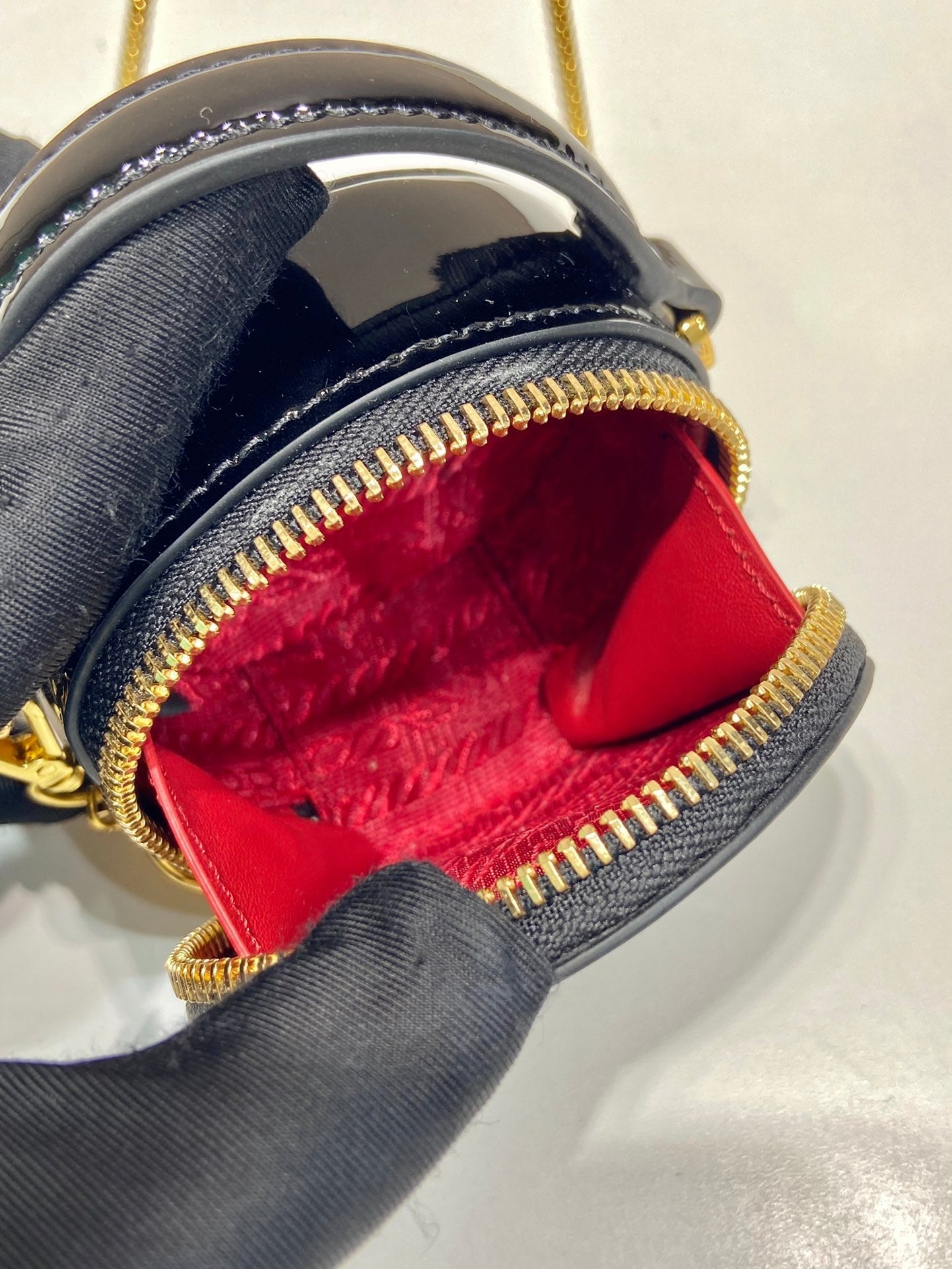 MINI ROUND BAG 8 IN BLACK GLOSSY CALFSKIN GOLD HARDWARE