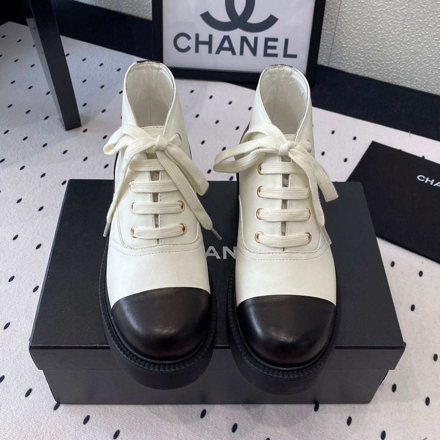 LOW-CUT BOOTS IN BLACK MIX WHITE CALFSKIN