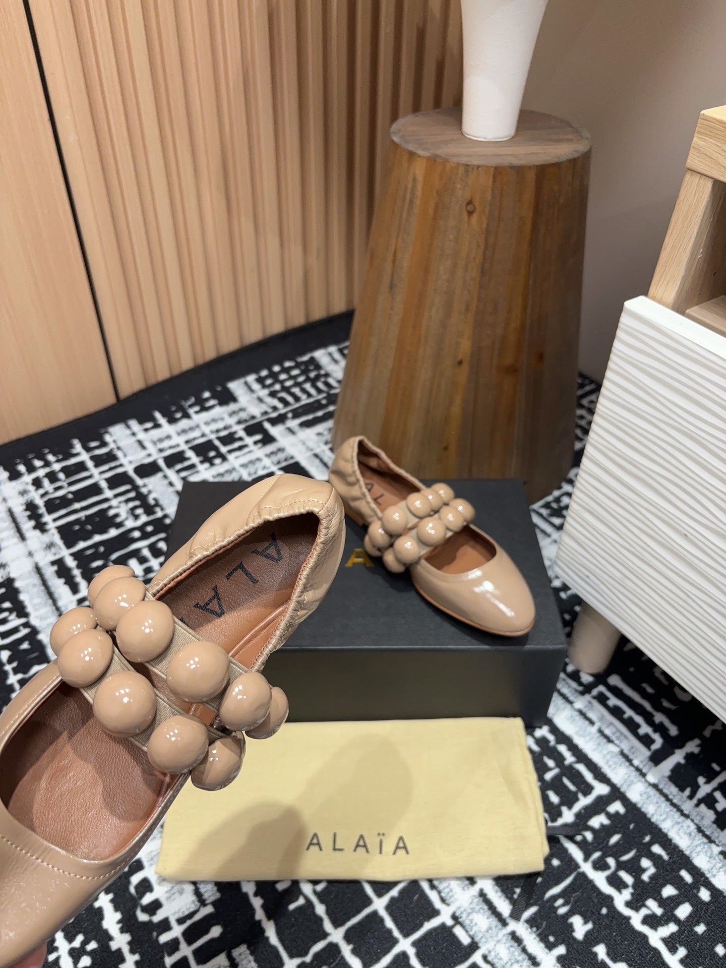 Alaila Sphere Ballet Flats In Beige Glossy Calfskin 964202