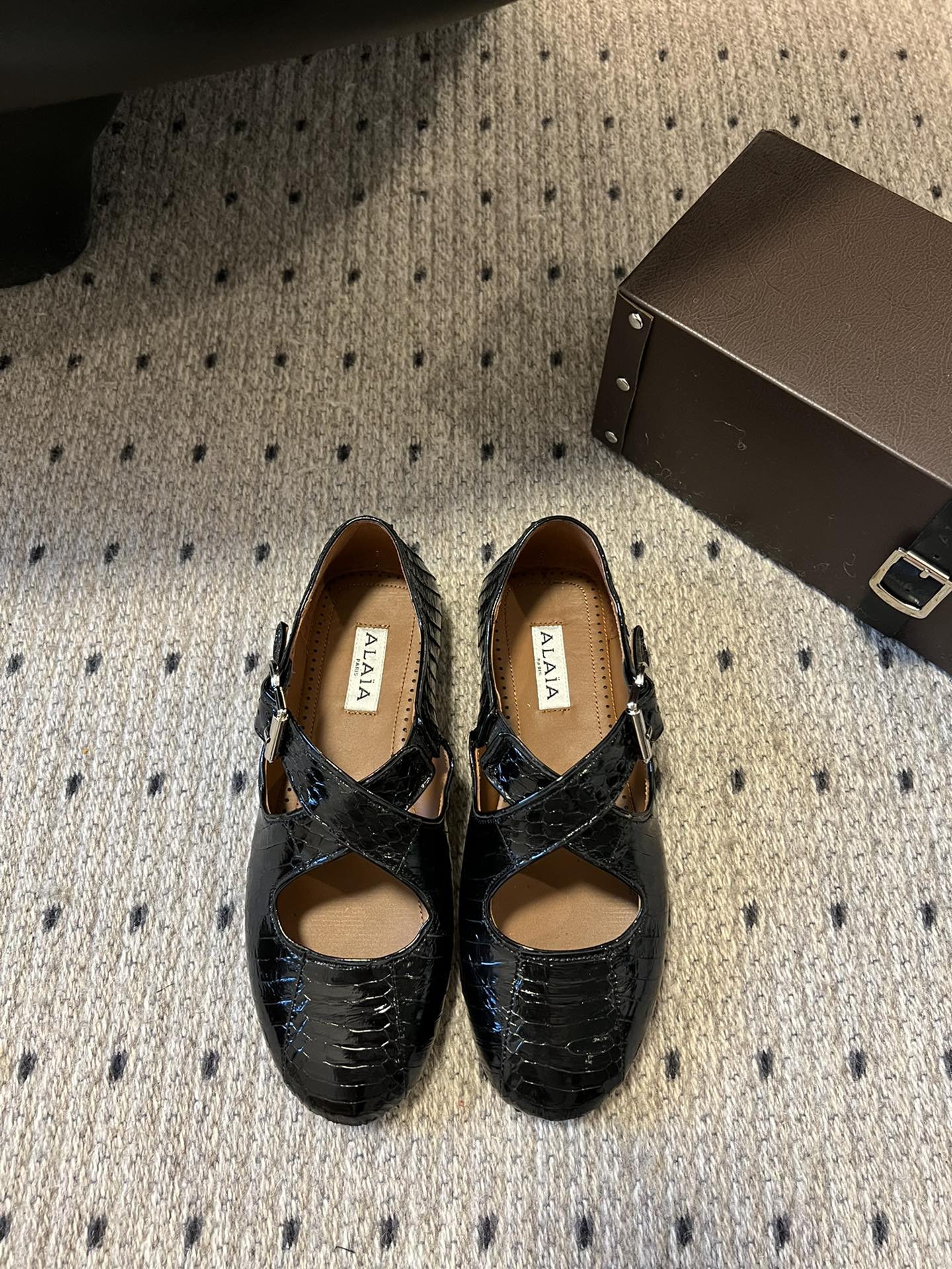 Alaia 25 Criss Cross With Stud Ballet Flats Black Sheepskin 303697
