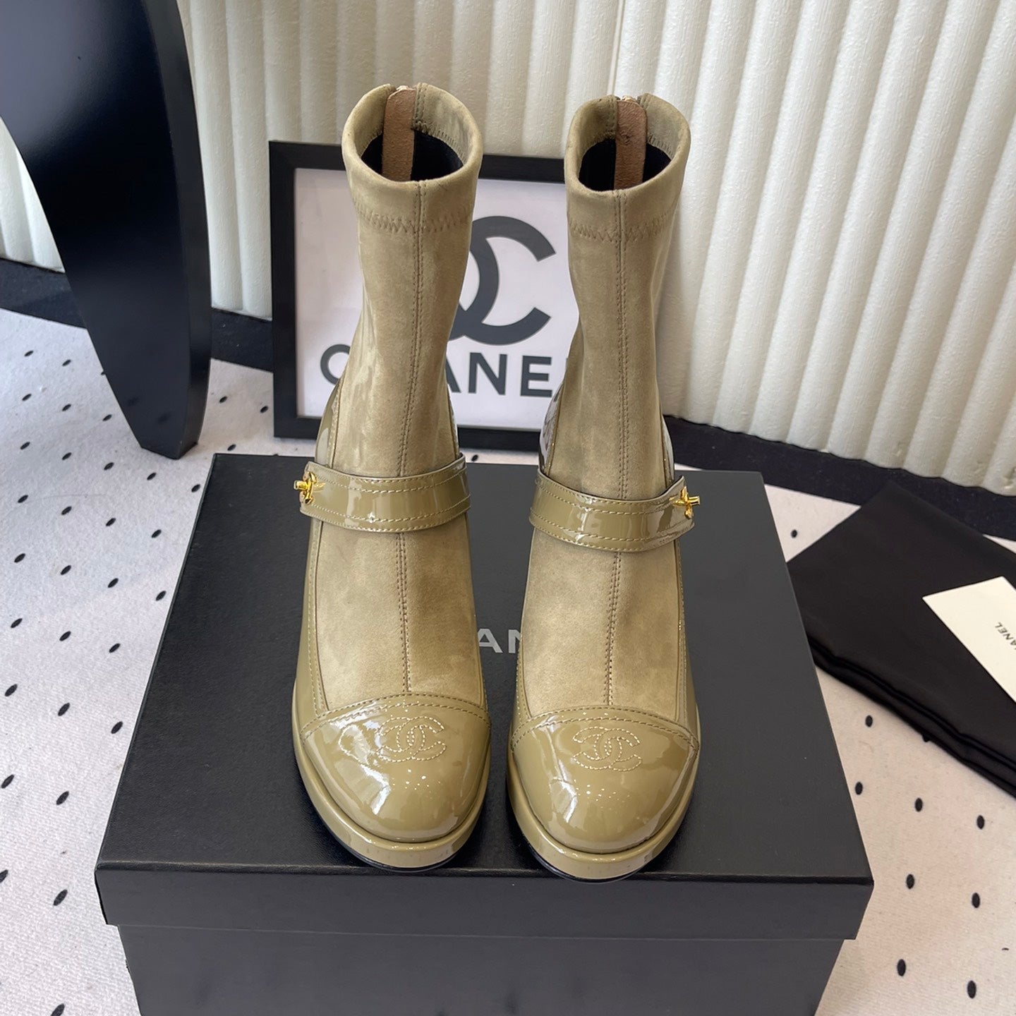 CC 25 Short Boot Olive Green Suede Patent Leather 514104