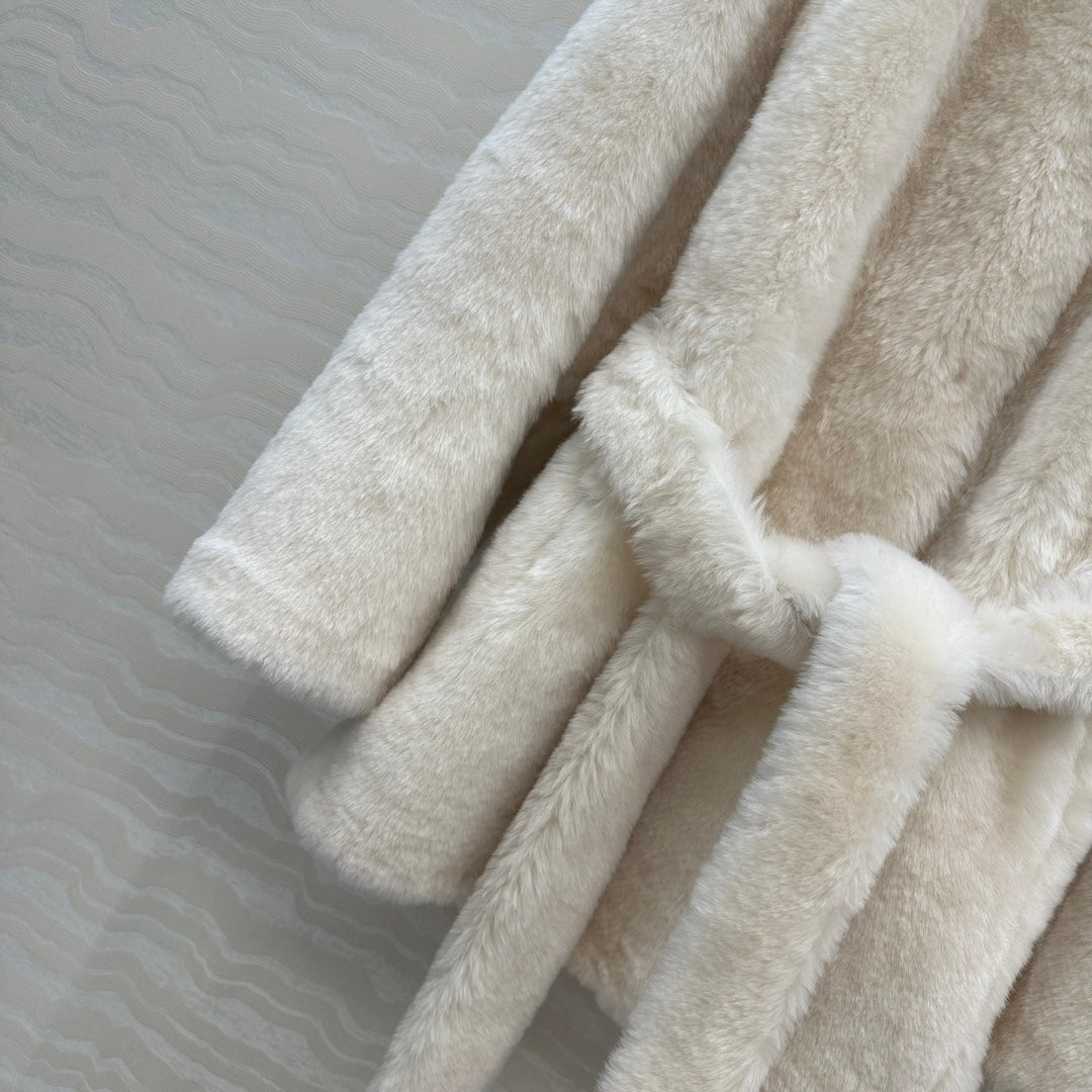 Totême's Jacket Belt Cream Fur Shearling 341202