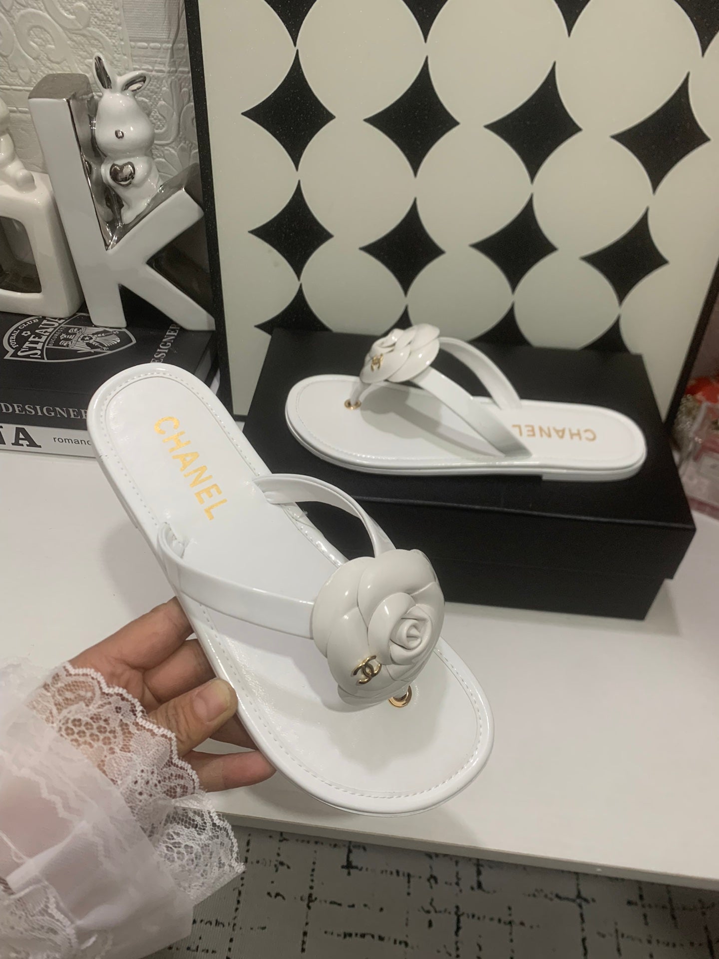 Chanel 26S Sandals In White Calfskin Gold-Tone Chain Detail
