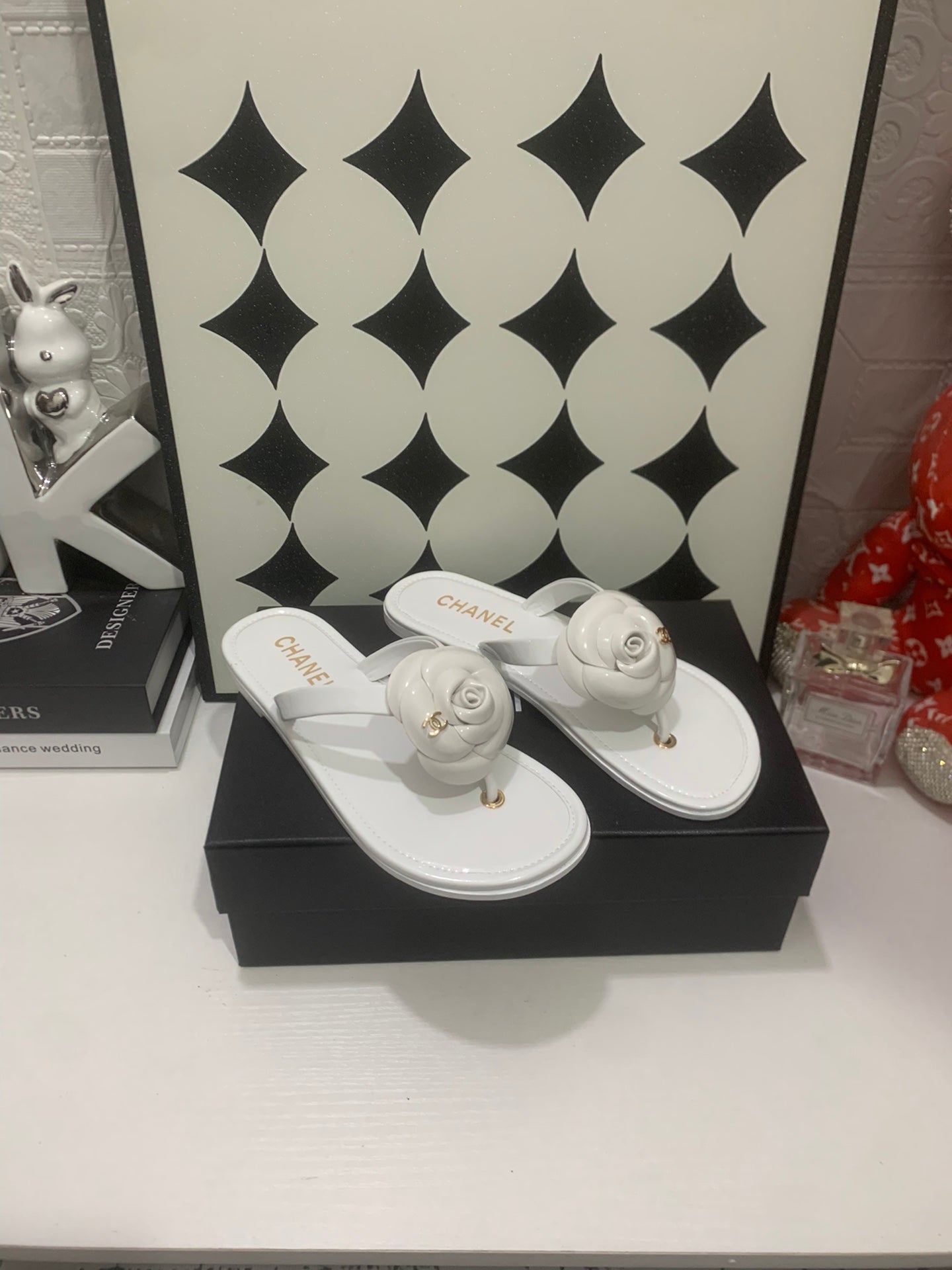 Chanel 26S Sandals In White Calfskin Gold-Tone Chain Detail