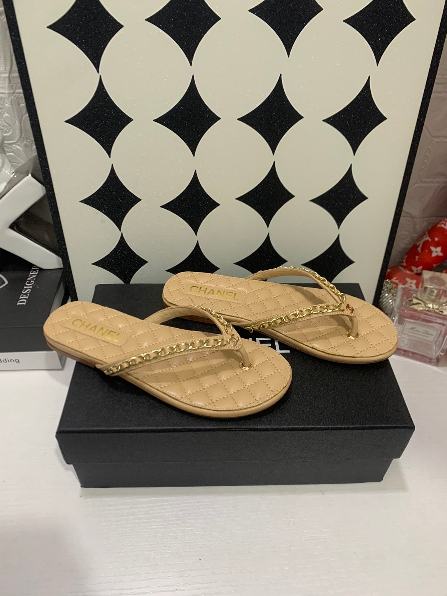 CC 26s Thong With Chain Beige Sheepskin 684867