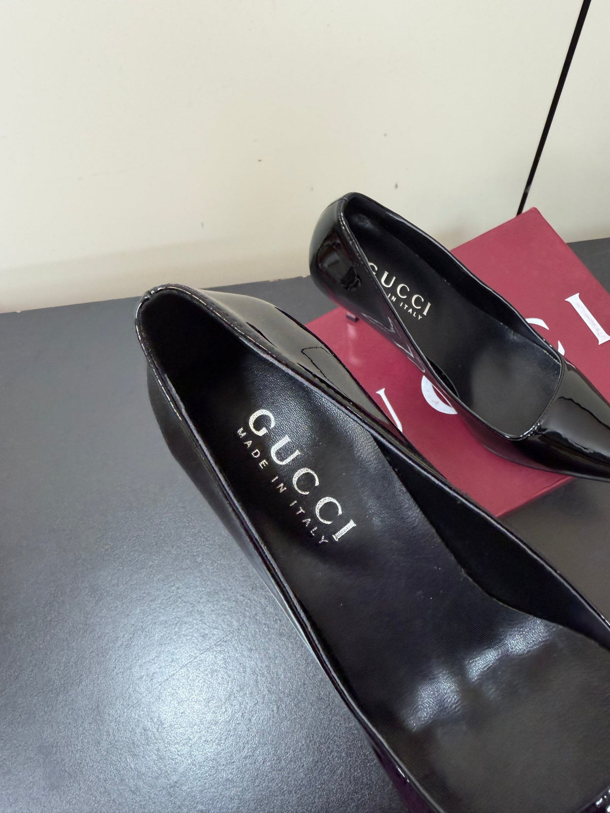 Gucci 26s Pointed Toe Pumps 8.5cm Black Patent Calfskin