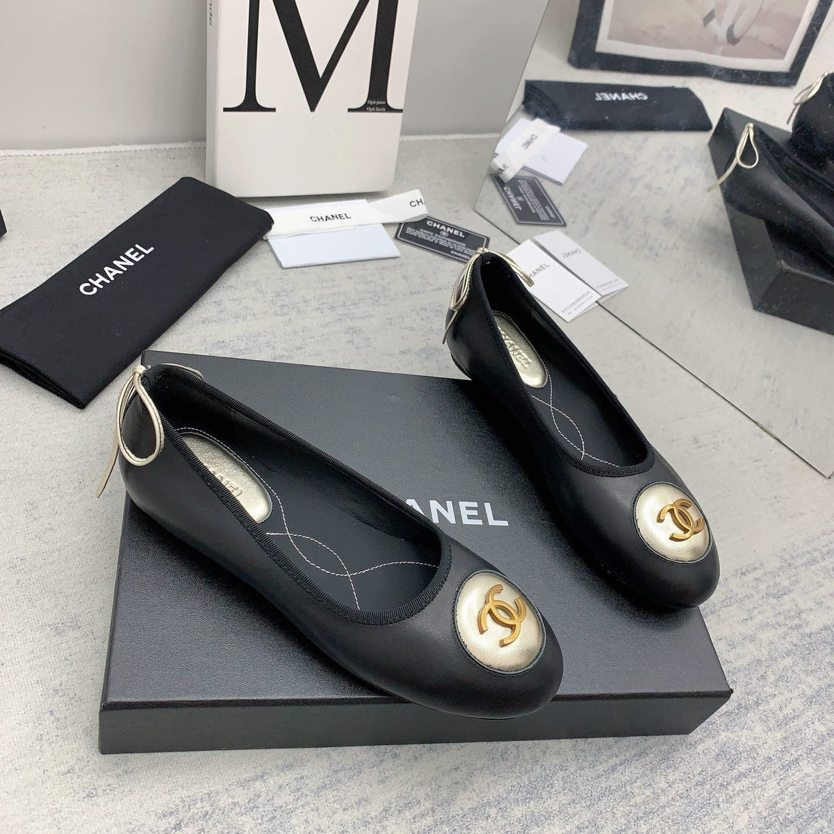 CC 26ss Medallion Ballet Flats Gold-Tone Detail Black Leather 162260