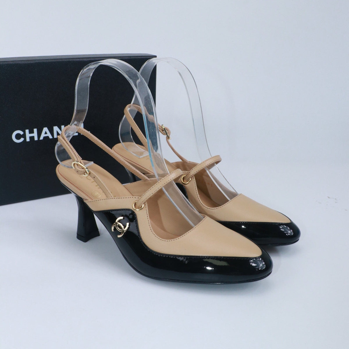 CC 26 Two-Tone Slingbacks 7cm Black Beige Glossy Leather and Matte Cowhide