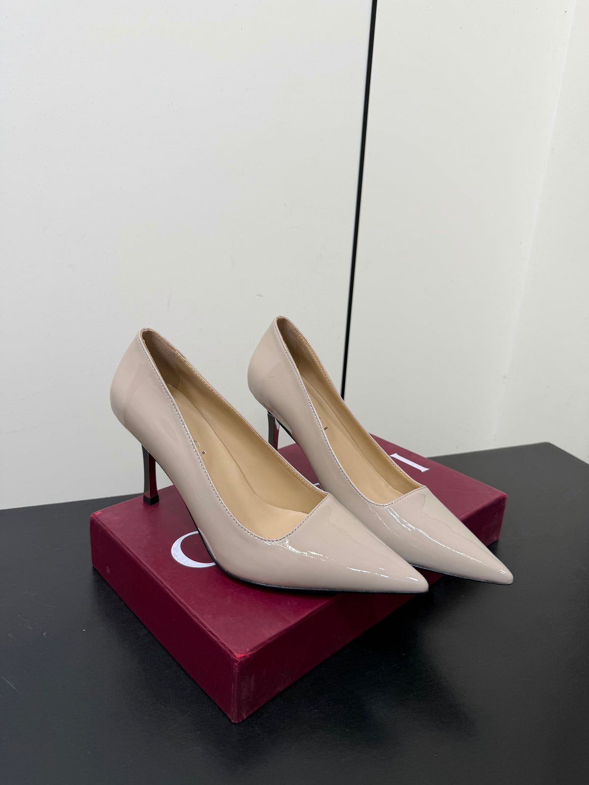Gucci 26s Pointed Toe Pumps 8.5cm Beige Patent Calfskin