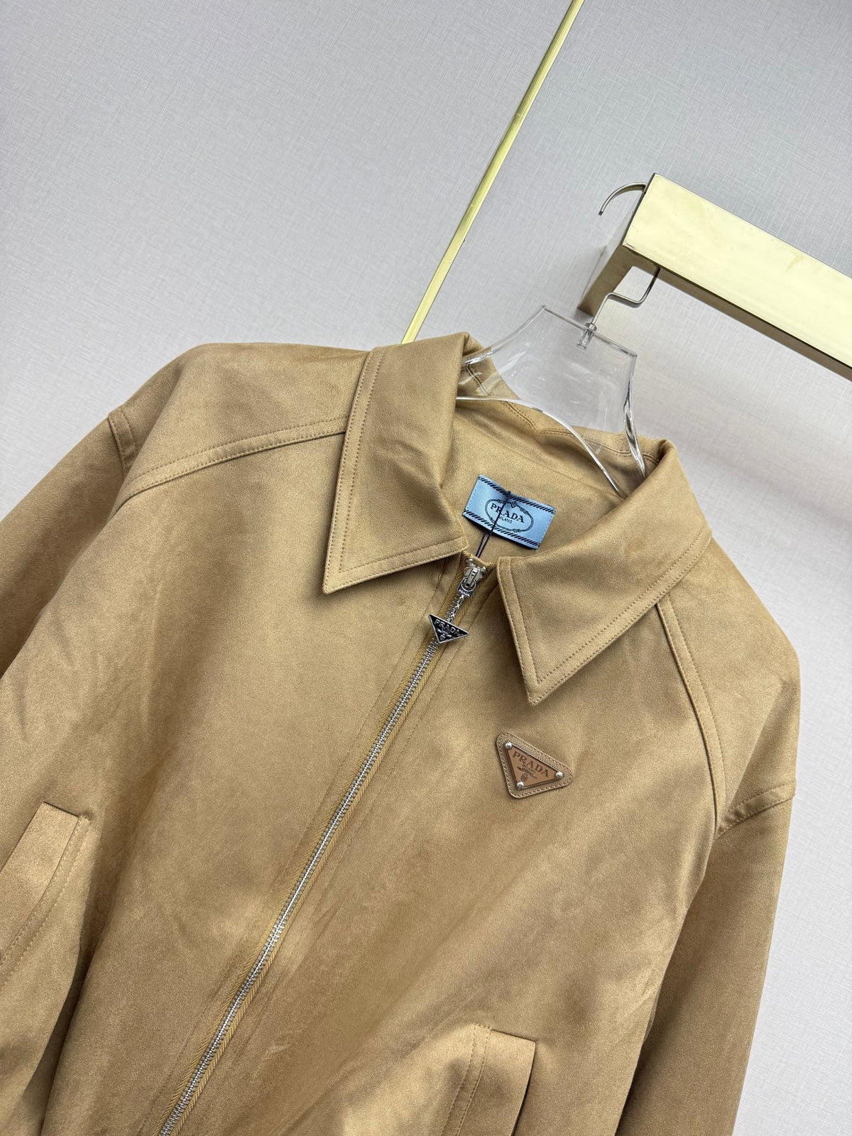 Prad 26SS Collared Jacket Triangle Logo Badge Pleated Hem 437534