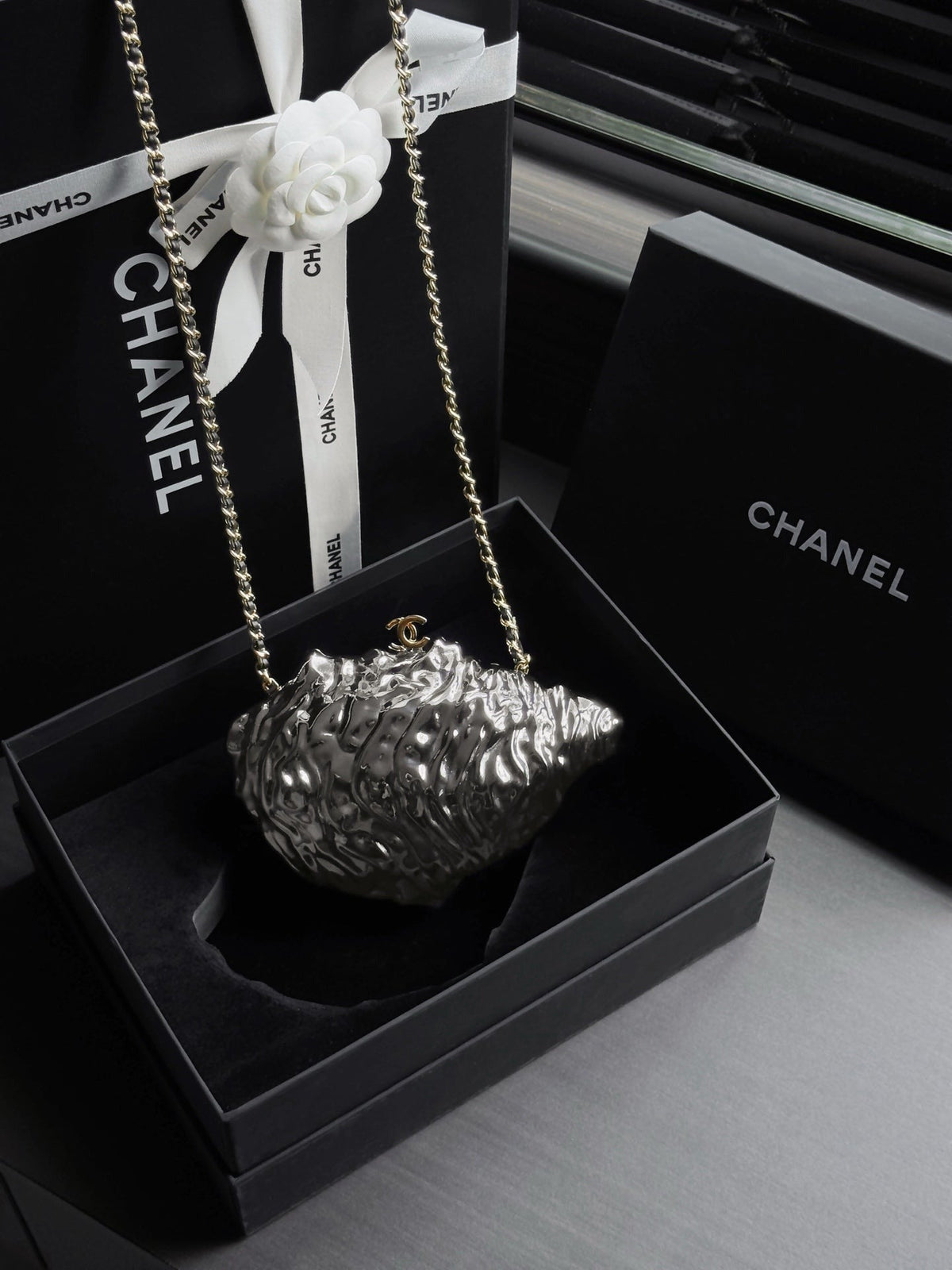 CC 26M Oyster Minaudière 17.5cm Hammered Metal Pearl