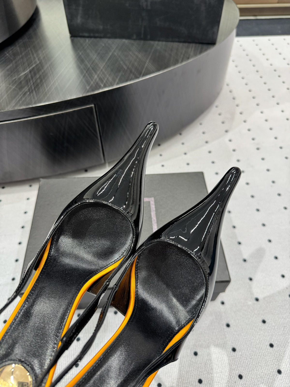YSL 26s Pointed-Toe Slingback Heels 10.5cm Black Orange Patent Calfskin