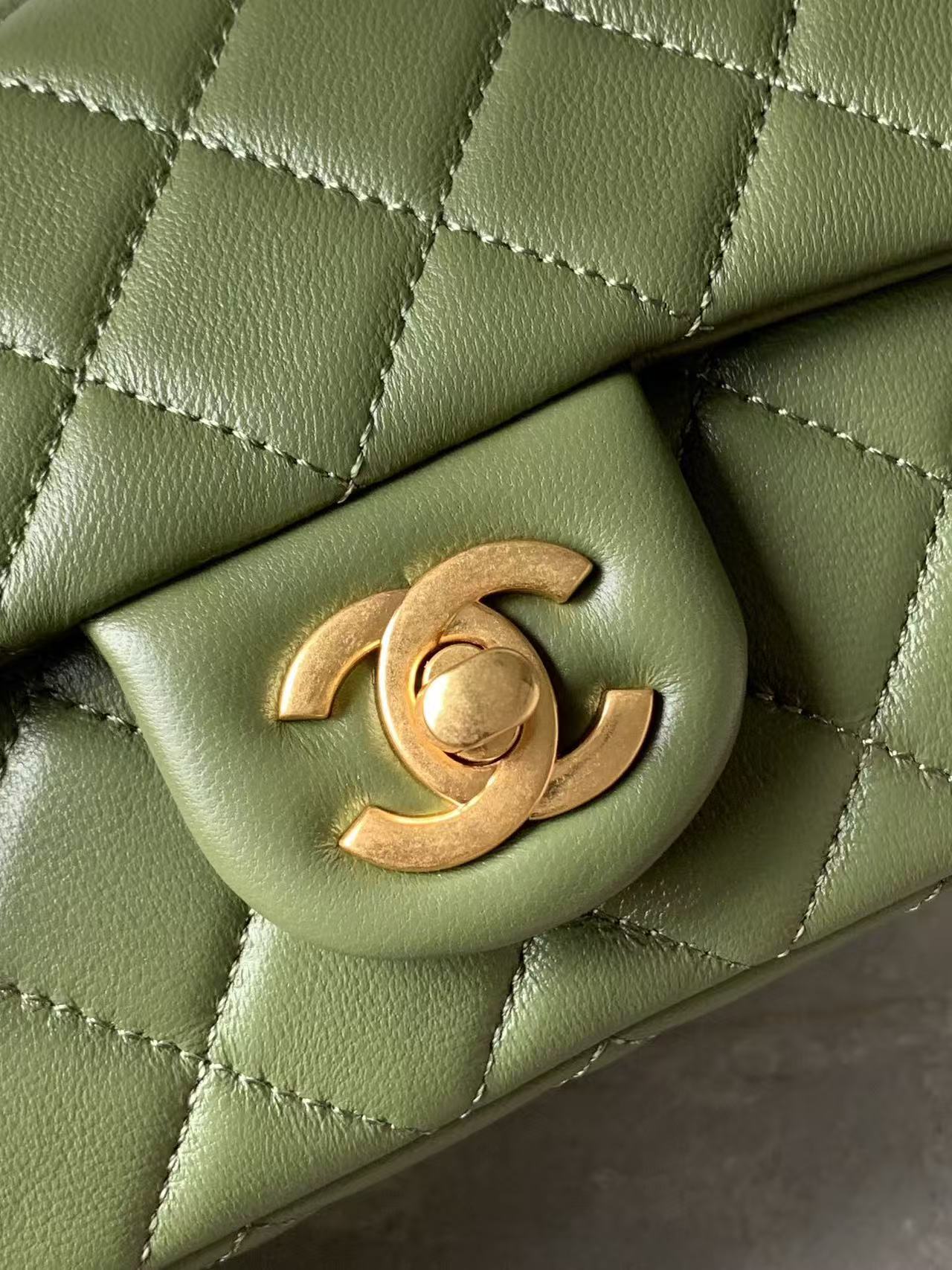 Chanel 25 Pearl Crush Square Flap Bag 20cm Dark Green Lambskin