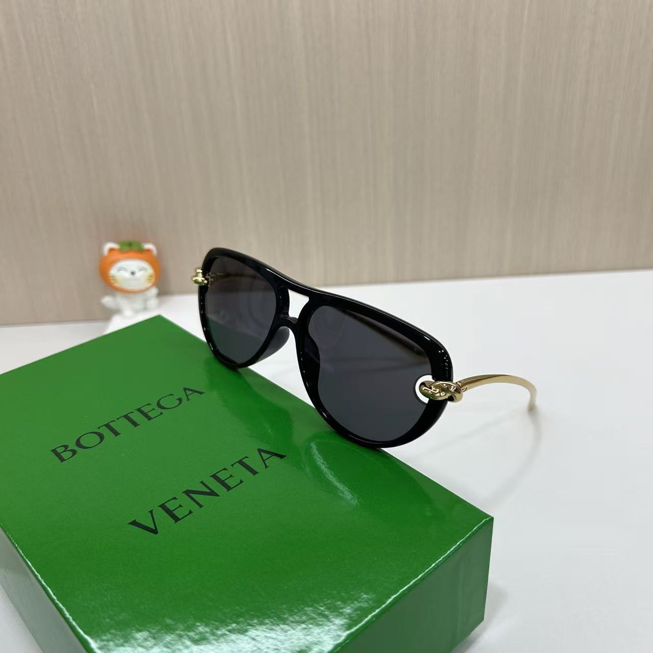 Bottega Veneta  Aviator Frame Sunglasses