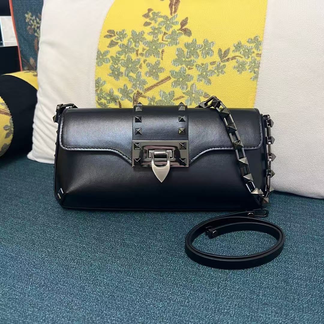VT Garavani Rockstud Shoulder Bag 26cm Black Calfskin