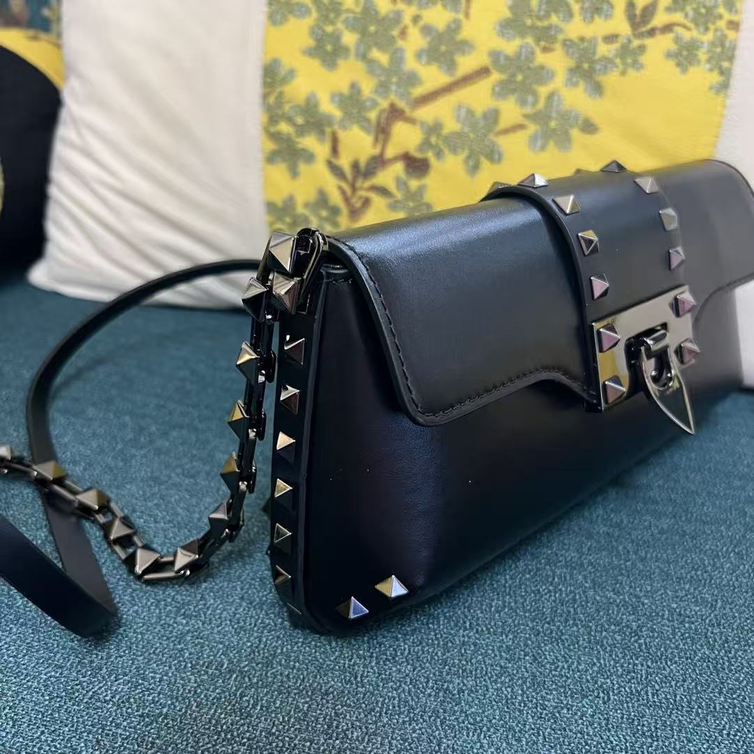 VT Garavani Rockstud Shoulder Bag 26cm Black Calfskin