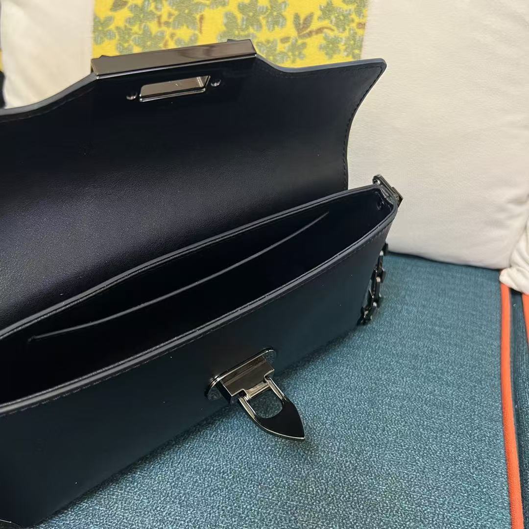 VT Garavani Rockstud Shoulder Bag 26cm Black Calfskin